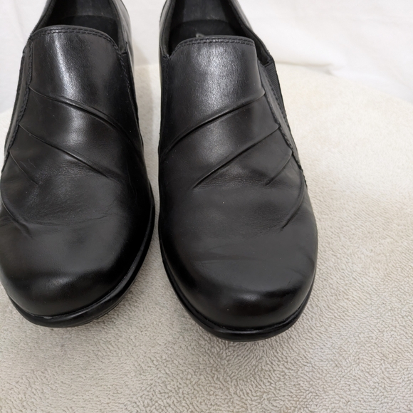 Clarks Black Leather Slip On Loafers Womens 10W Comfort Work Shoes - Picture 2 of 8